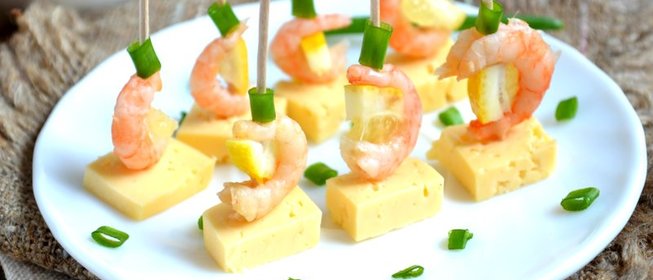Канапе с креветками на шпажках