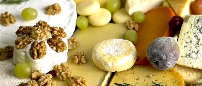 Сырная тарелка со свежим инжиром