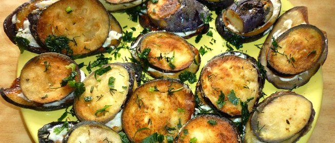 Баклажаны с помидорами черри и чесночным соусом