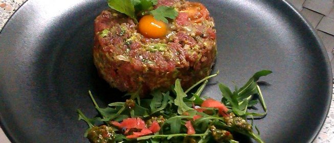 Тартар из тунца с авокадо и помидорами черри