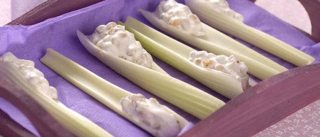 Сырная закуска на сельдерее