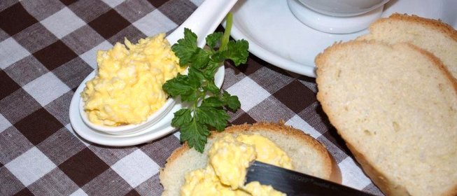 Яичное масло к завтраку