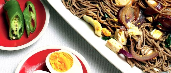 Гречневая лапша с яйцами и сыром тофу