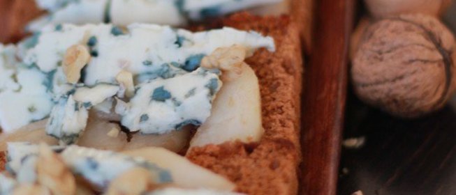 Брускетта с грушей и сыром рокфор