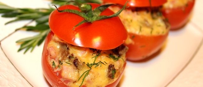 Фаршированные помидоры ветчиной и сыром