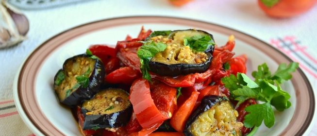 Закуска из жареного сладкого перца и баклажанов с чесноком
