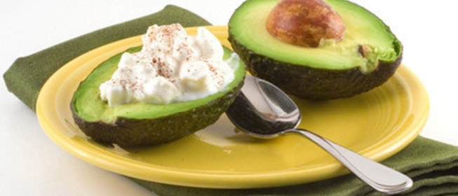 Лодочки из авокадо с творожным сыром