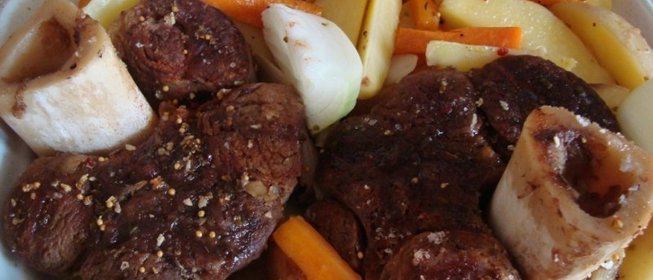 Говяжьи рульки с овощами в духовке