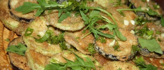 Ассорти из кабачков и баклажанов в цельнозерновой муке с чесноком и рукколой