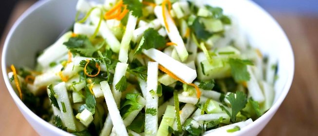 Салат с кольраби и зеленью
