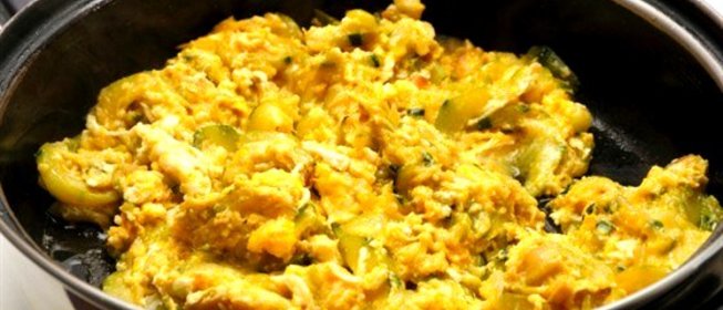 Соленая треска с картофельной соломкой и болтуньей