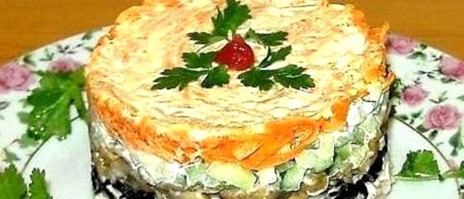 Салат с курицей грибами и черносливом