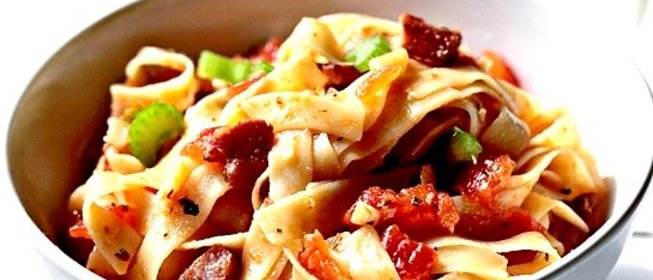Паста с беконом и томатным соусом