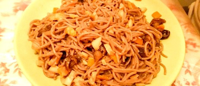 Гречневая лапша с кальмарами, грибами и цедрой