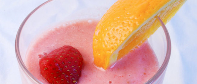 Цитрусовый смузи с имбирем и клубникой