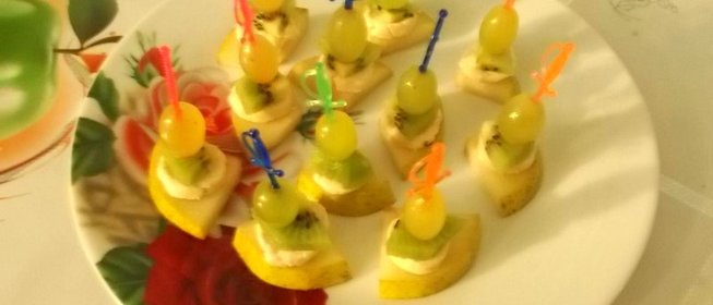 Канапе с фруктами и батончиком