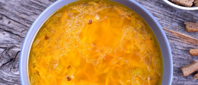 Домашний куриный суп с вермишелью и сельдереем