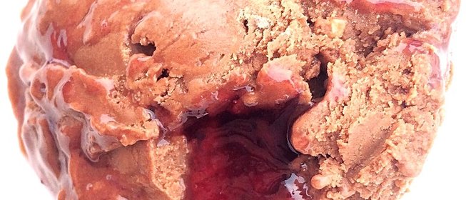 Мороженое с темным шоколадом, копченой солью и прослойкой виноградного желе