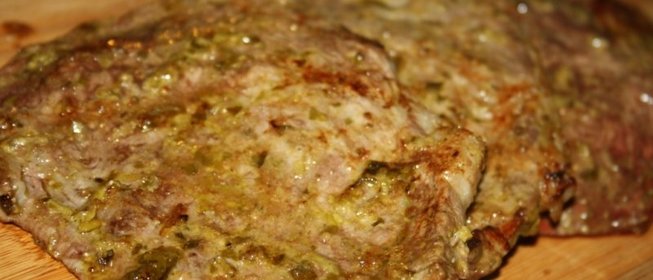 Мраморная говядина в соусе Песто на решетке на мангале