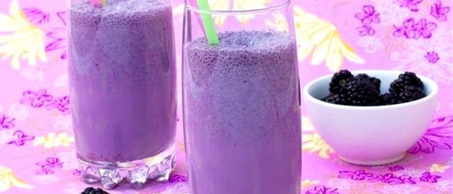 Молочный коктейль с ежевикой