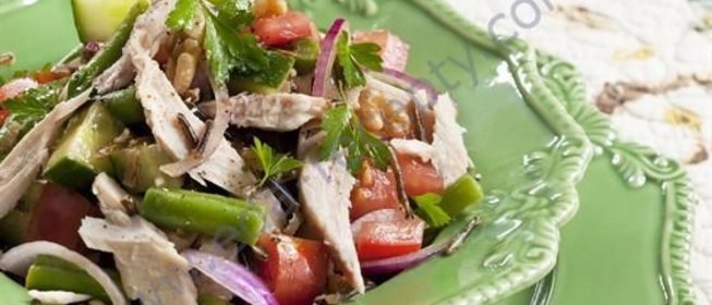 Салат с тунцом и помидорами