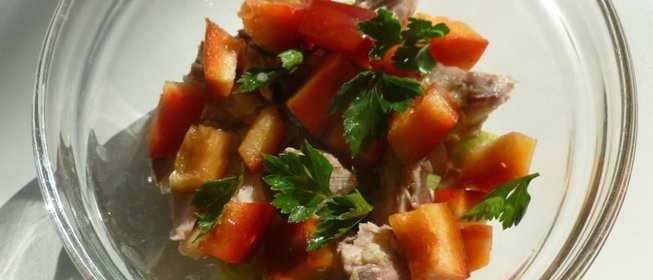 Салат с тунцом, фасолью и овощами