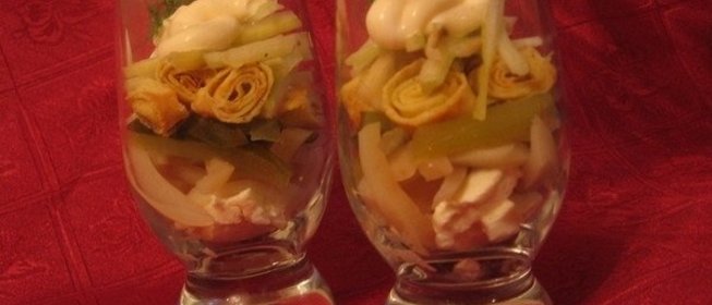 Салат с кальмарами и красной икрой