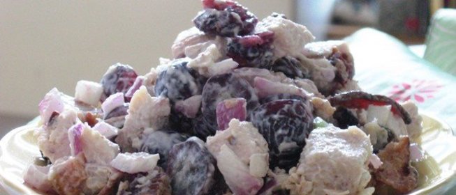 Салат куриный с виноградом и орехами