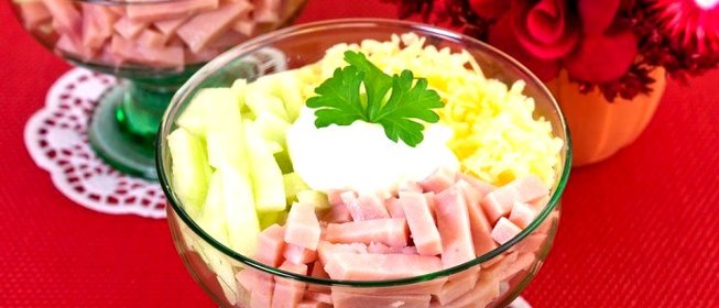 Салат-коктейль с ветчиной, сыром и яблоком