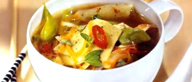 Куриный суп с лапшой в азиатском стиле