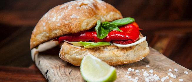 Брускетта с печеным болгарским перцем