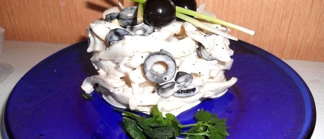 Салат из кальмаров и оливок