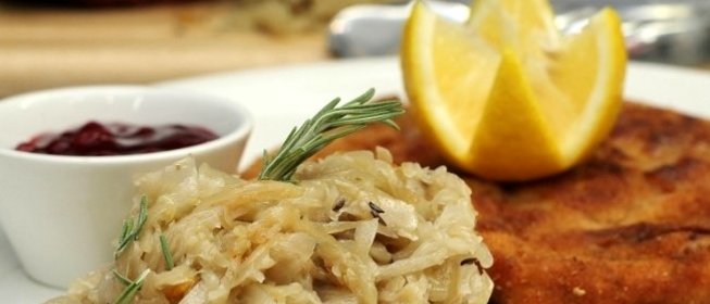 Капуста, тушенная с яблоками