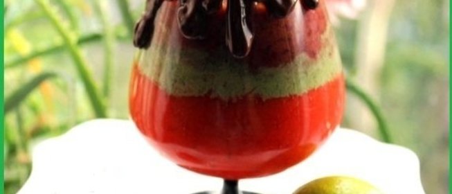 Смузи яркая клубничка