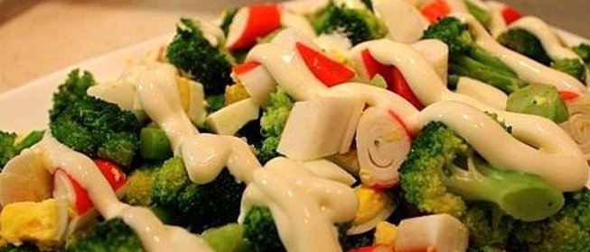 Крабовый салат с брокколи