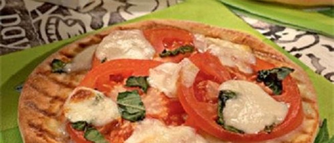 Пицца с помидорами и моцареллой