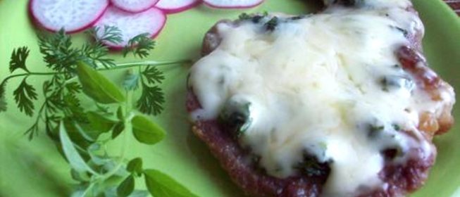 Свинина под сыром и шпинатом