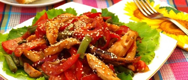 Тёплый салат с курицей,стручковой фасолью и помидорами