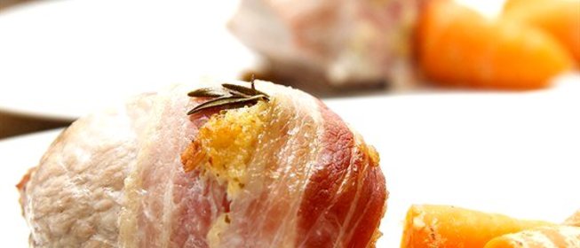 Свинина в беконе с яблоками