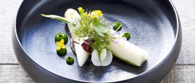 Спаржа с зелёными травами