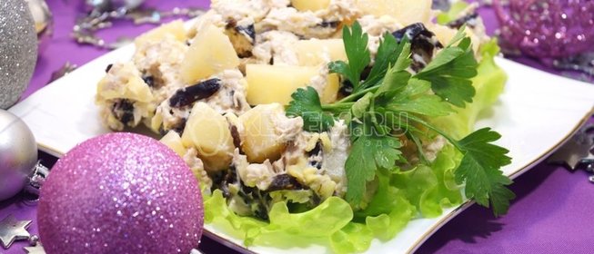 Салат с курицей и черносливом