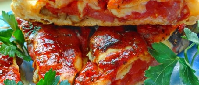 Пицца Кальцоне с копчеными колбасками и грибами