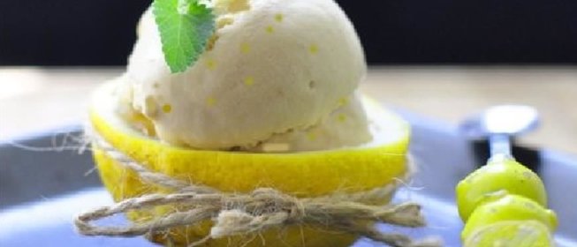 Голец в миндальной корочке с фруктами