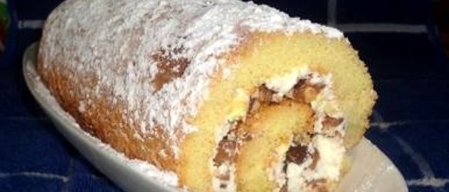 Бисквитный рулет с конфетами