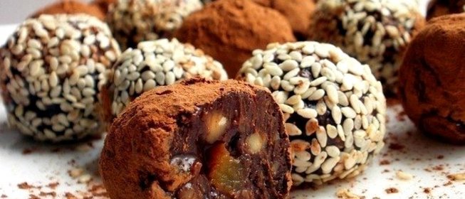 Шоколадные конфеты с курагой и орехами