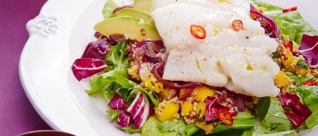 Треска с салатом из манго и киноа