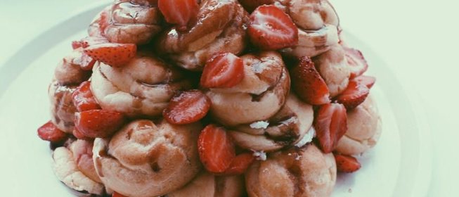 Профитрольный торт с ягодами и шоколадной глазурью