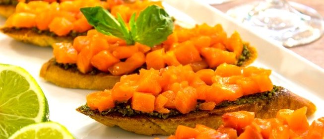 Брускетта с семгой и песто