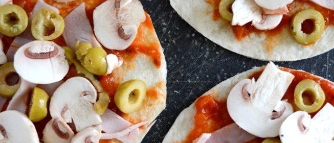 Быстрая пицца с оливками на лепешках