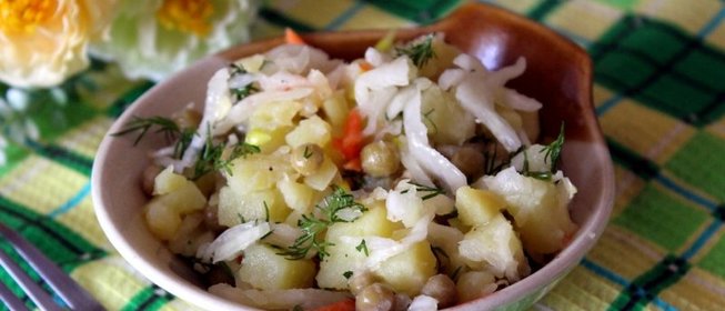 Постный картофельный салат с квашенной капустой и зеленым горошком